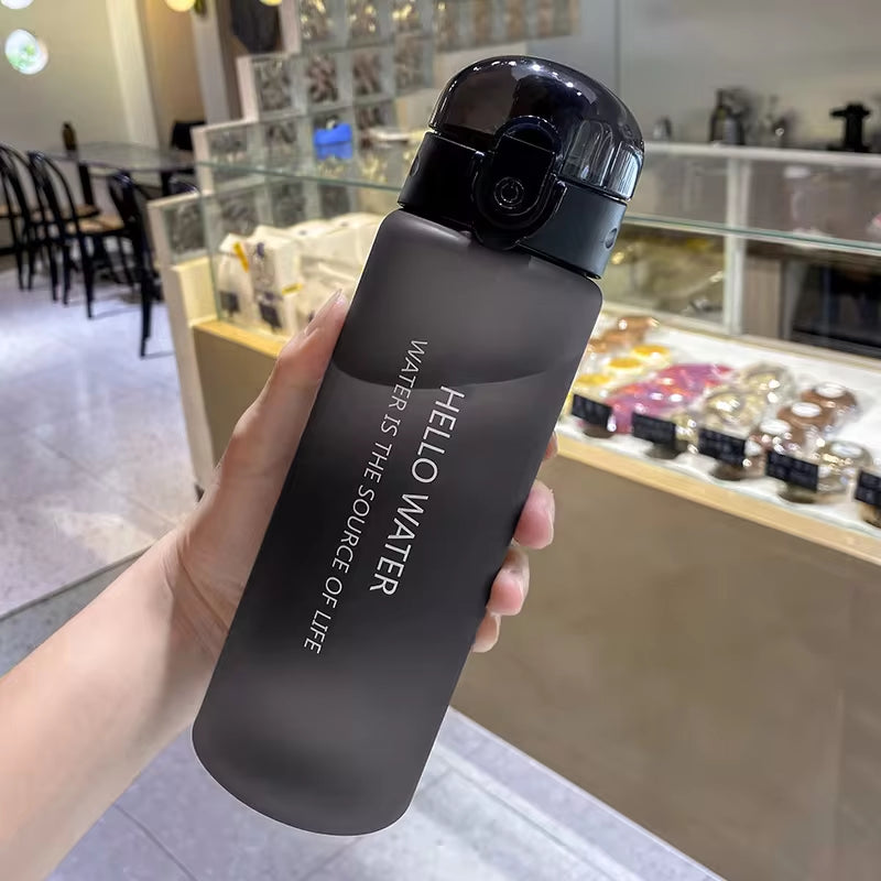 Portable 780ml gym sports bottle BPA-free with water storage and protein shaker function, leak-proof secure design suitable for men and women during outdoor workouts, fitness sessions, and daily travel hydration