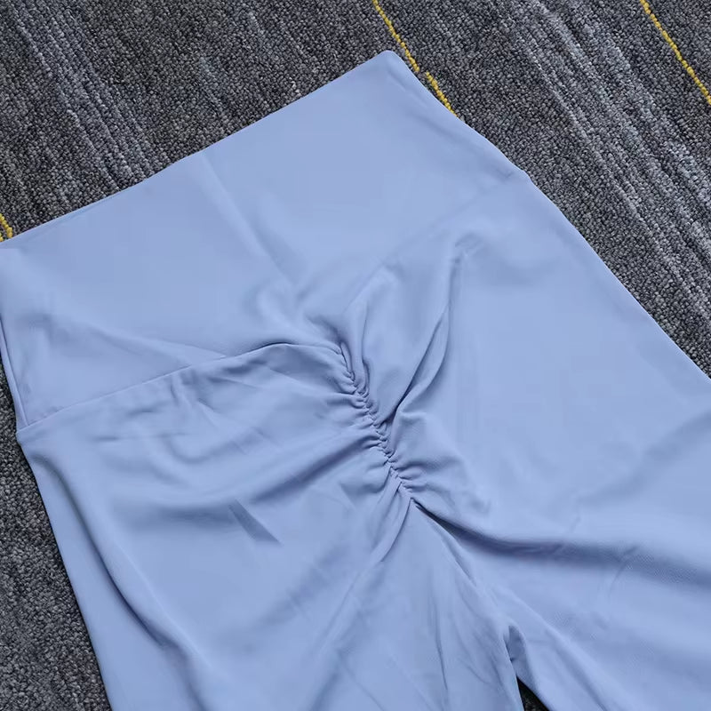 Close-up view of the fabric texture, stitching, hem and waistband seam detail of the seamless leggings, highlighting quality knit, elasticity and durability.